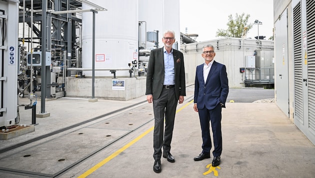 Verbund-Chef Michael Strugl (links) und Voestalpine-CEO Herbert Eibensteiner vor der ...