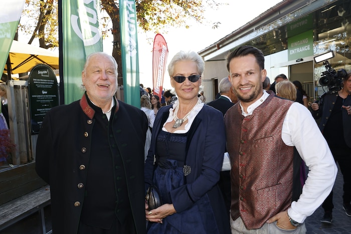 Hannes und Claudia Kartnig mit Künstler Wenzo