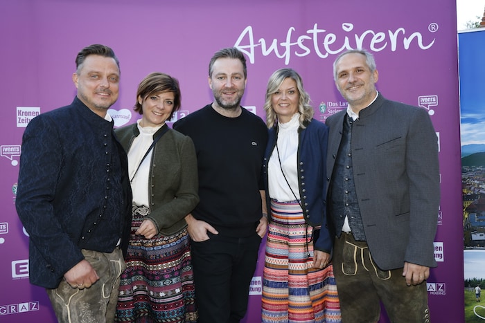 Premiere beim Aufsteirern: Sänger Josh (M.) mit Markus und Alexandra Lientscher, Astrid ...