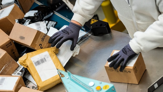 Die in Kraft getretene Paketsteuer sorgt bei vielen Online-Händlern, Kundinnen und Kunden sowie ...