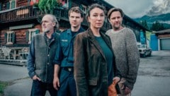 Fanny Gruber (2.v.r.) mit ihrem Vater, ihrem Sohn und ihrem Ex-Mann als Patchwork-Familie unter ...
