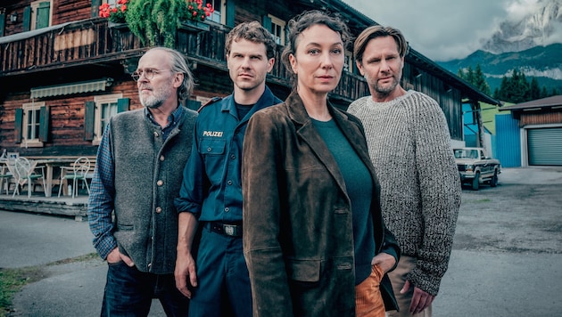 Fanny Gruber (2.v.r.) mit ihrem Vater, ihrem Sohn und ihrem Ex-Mann als Patchwork-Familie unter ...