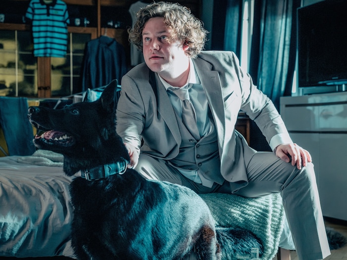 Lukas Prantl ist ein Familiendespot, der sich mithilfe seines „scharfen“ Hundes vor der Polizei ...