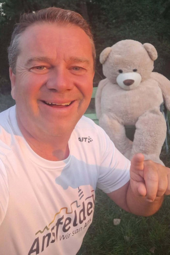 Bürgermeister Partoll traf beim Laufen auf den Teddybären.