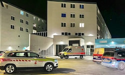 Rettung und Polizei beim Einsatz nach der Bluttat beim Zentrum im Berg (ZiB) im Stadtteil ...