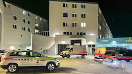 Rettung und Polizei beim Einsatz nach der Bluttat beim Zentrum im Berg (ZiB) im Stadtteil ...
