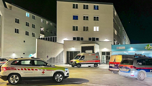 Rettung und Polizei beim Einsatz nach der Bluttat beim Zentrum im Berg (ZiB) im Stadtteil ...