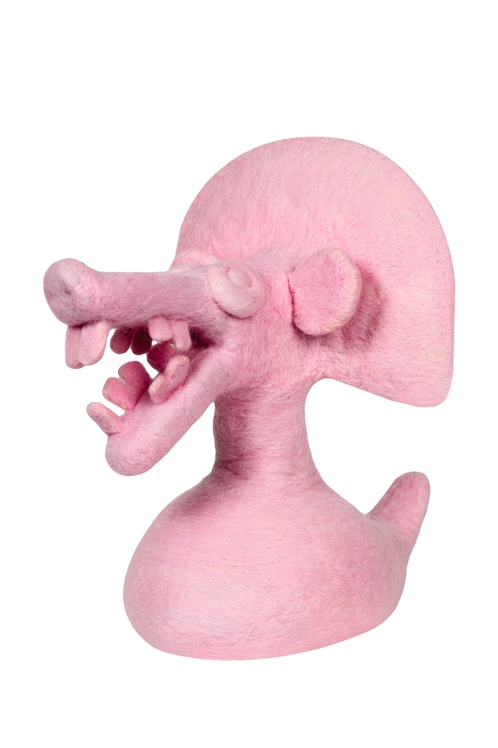Fantasievolle kuschelige Woll-Skulptur: Guadalupe Salgade „Tlacuache“ (2024)