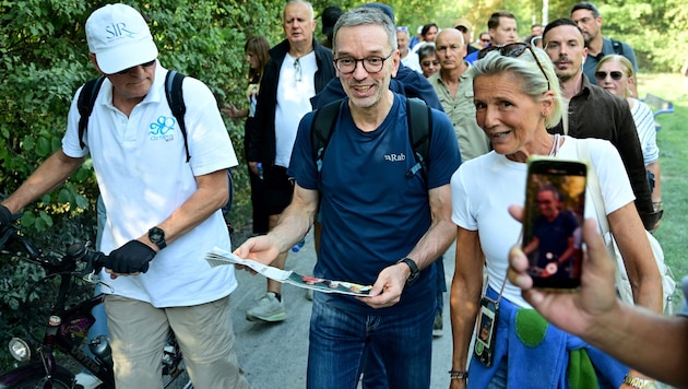 Kickl wanderte zusammen mit seinen Sympathisanten entlang des Liesingbaches.