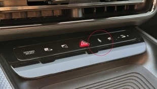 Wer die Sprachbedienung im Mercedes CLA nicht auf Zuruf aktivieren möchte, muss die ...