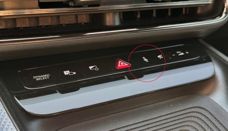 Wer die Sprachbedienung im Mercedes CLA nicht auf Zuruf aktivieren möchte, muss die ...