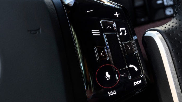 Eigentlich soll „Hey BMW!“ die Sprachsteuerung im BMW iX3 aktivieren. Tatsächlich reagiert das ...