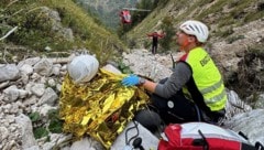 Der Schwerverletzte wurde vom Rettungshubschrauber Martin 3 mittels Tau geborgen.
