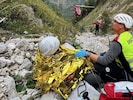Der Schwerverletzte wurde vom Rettungshubschrauber Martin 3 mittels Tau geborgen.