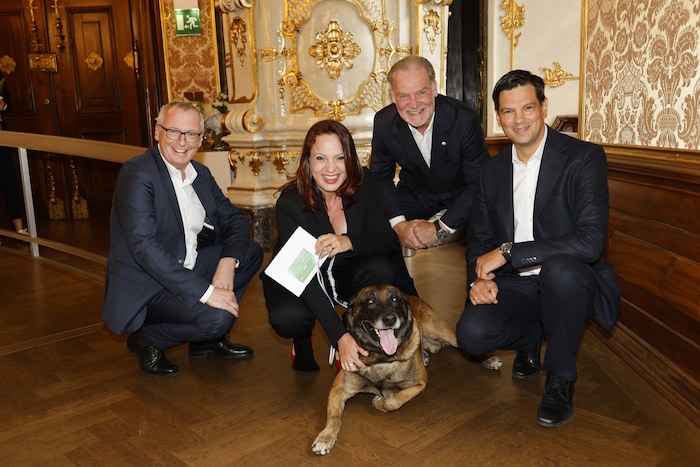 Eindrucksvoll, wer da alles zum Gratulieren kam! Chefredakteur Klaus Herrmann, Kathi Wenusch, ...