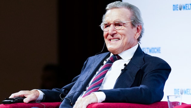 Der ehemalige deutsche Bundeskanzler und SPD-Politiker Gerhard Schröder war von 1998 bis 2005 im ...