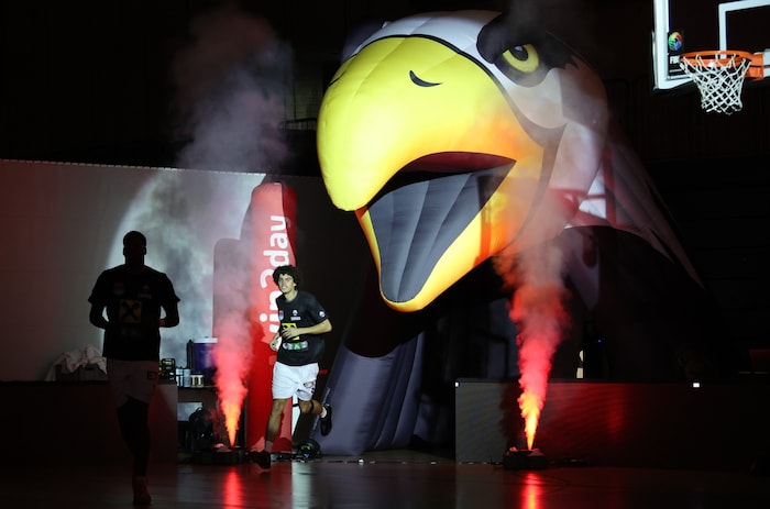 Der Adler grüßt jetzt im Sportpark.