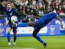 Frankreich-Ass Dayot Upamecano hat beim Duell mit Italien kurz vor dem Abpfiff mit Gelb-Rot vom ...