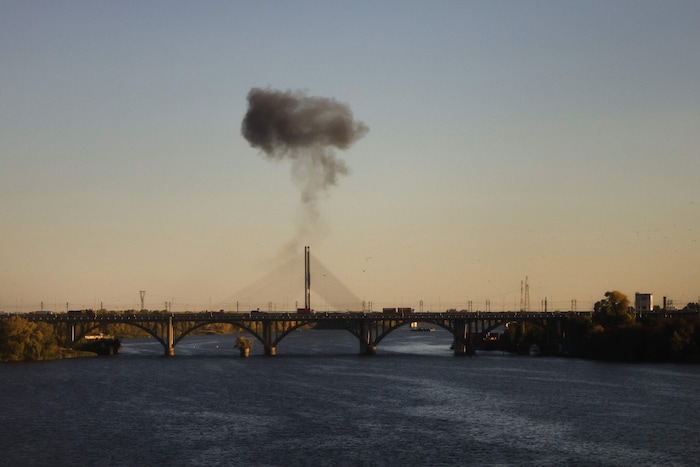 Die Südbrücke (im Bild) und die Paton-Brücke, zwei Hauptverkehrsadern in Kiew, mussten nach dem ...