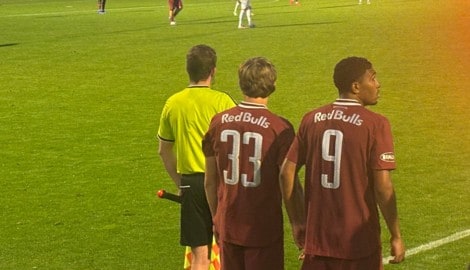 Ohne Namen am Trikot betraten diese beiden Talente das Testspiel von Red Bull Salzburg gegen ...