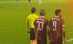 Ohne Namen am Trikot betraten diese beiden Talente das Testspiel von Red Bull Salzburg gegen ...