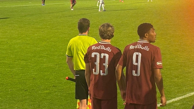 Ohne Namen am Trikot betraten diese beiden Talente das Testspiel von Red Bull Salzburg gegen ...