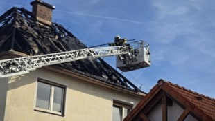 Der Brand verursachte einen großen Schaden bei dem Wohnhaus.