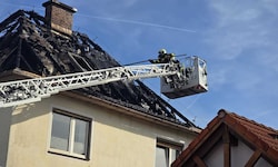 Der Brand verursachte einen großen Schaden bei dem Wohnhaus.
