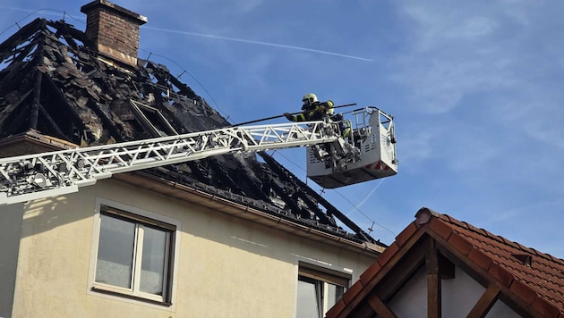 Der Brand verursachte einen großen Schaden bei dem Wohnhaus.
