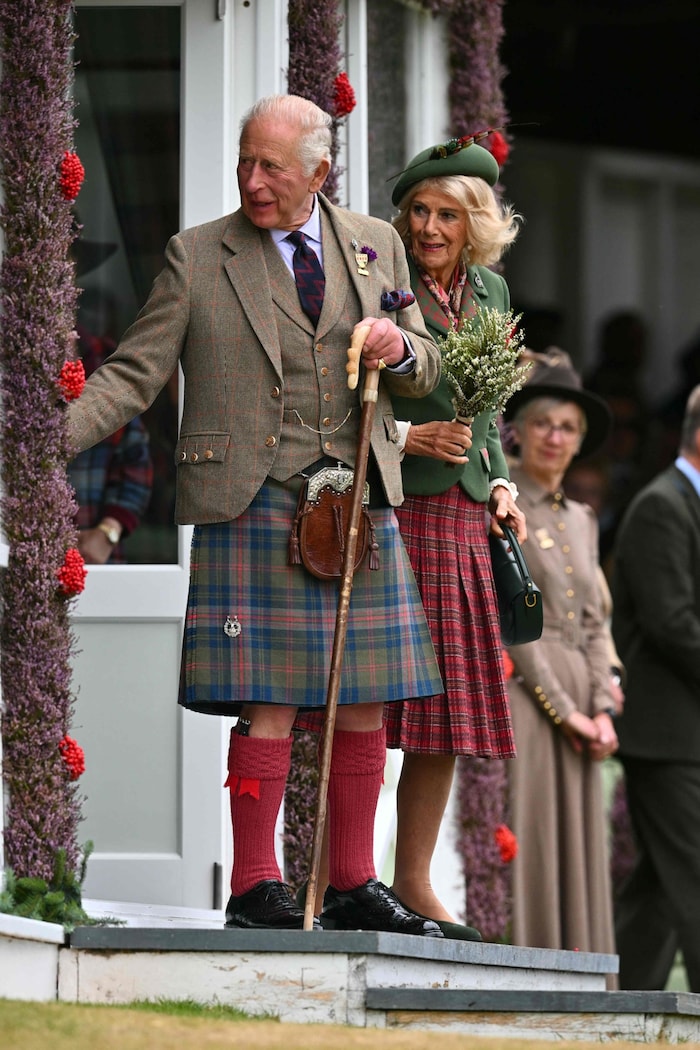König Charles – hier bei den Highland-Games 2026 – wird von Königin Camilla in die Karibik ...