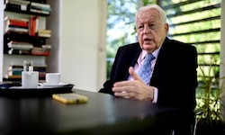 Im Terrassenzimmer des „Kreisky-Forums“: Franz Vranitzky beim Interview