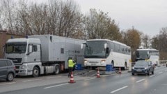 Technisch war bei dem Bus alles in Ordnung – aber drinnen saß ein gesuchter Schwerverbrecher ...