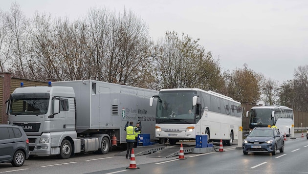 Technisch war bei dem Bus alles in Ordnung – aber drinnen saß ein gesuchter Schwerverbrecher ...