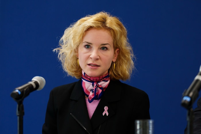 Frauen- und Wissenschaftsministerin Holzleitner steht nicht zur Verfügung.