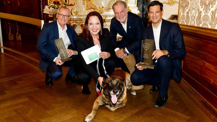 Da sieht man, welchen Stellenwert Tierschutz hat! Zum Gratulieren kamen Chefredakteur Klaus ...
