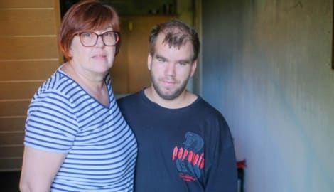 Birgit (64) mit ihrem Sohn Alexander (24), der einem Nachbarn mit seiner mutigen Tat das Leben ...