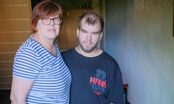 Birgit (64) mit ihrem Sohn Alexander (24), der einem Nachbarn mit seiner mutigen Tat das Leben ...