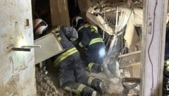 Die Wiener Berufsfeuerwehr barg eine Tote und mehrere Verletzte aus den Trümmern. 