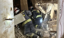 Die Wiener Berufsfeuerwehr barg eine Tote und mehrere Verletzte aus den Trümmern. 