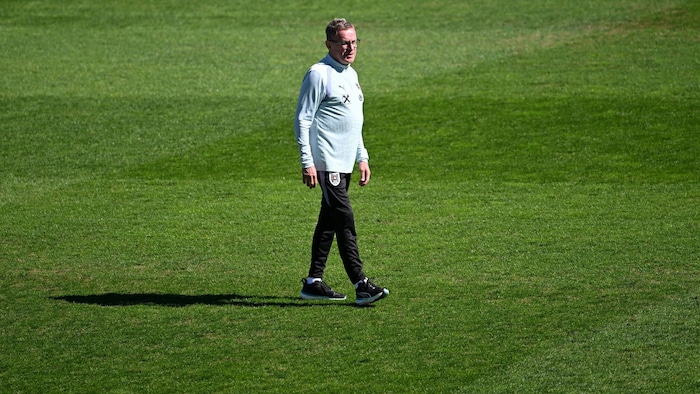 Ralf Rangnick ist unzufrieden mit dem Rasen in Prishtina.