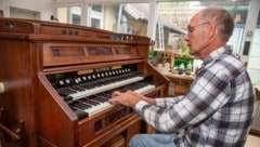Der 60-jährige Orgelbauer beherrscht das Instrument natürlich auch selbst  – das Orgelspielen ...
