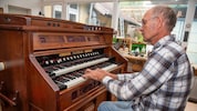 Der 60-jährige Orgelbauer beherrscht das Instrument natürlich auch selbst  – das Orgelspielen ...