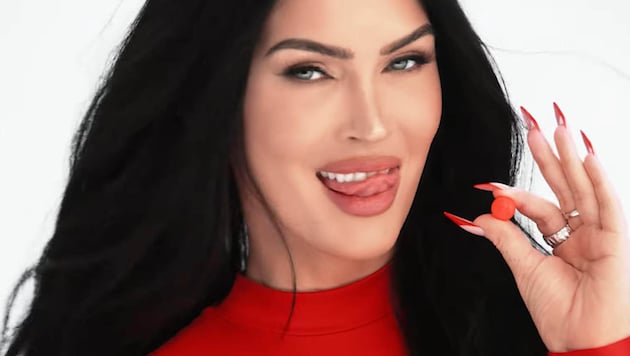 Megan Fox bringt neuerdings Männer mit einer kleinen roten Pille in Fahrt.