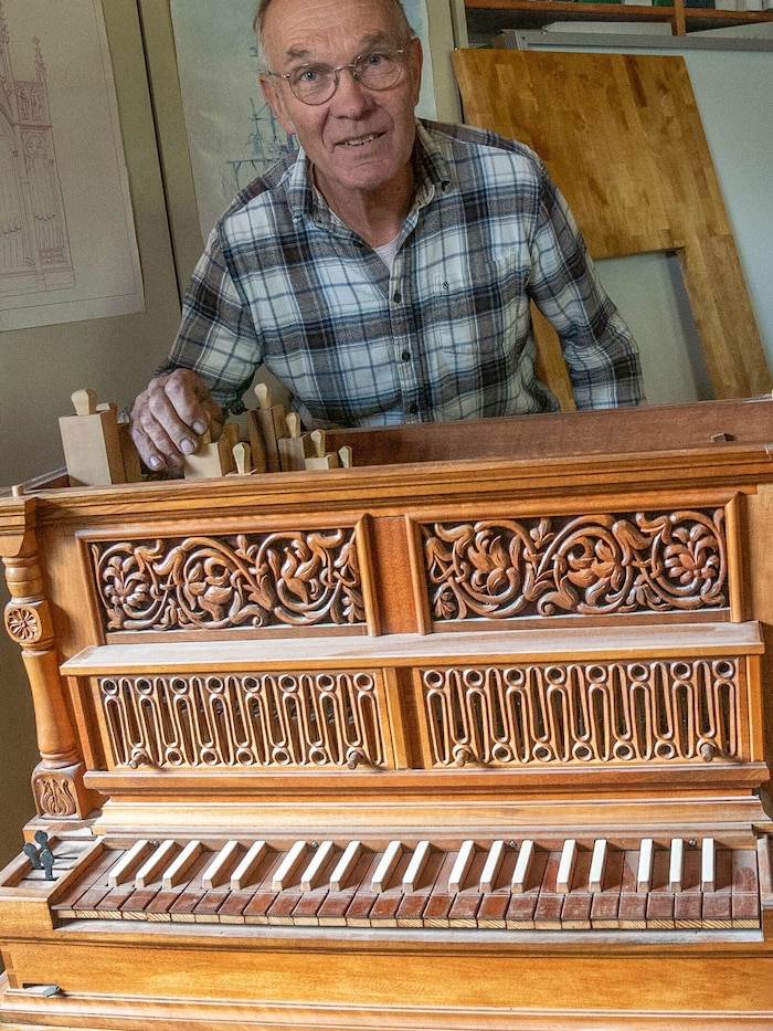 Allgäuer hier im Bild mit seiner Meisterarbeit – einer sogenannten Baldachinorgel.