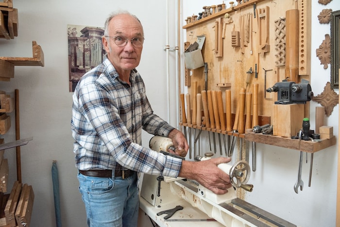 Auch die kunstvollen Drechselarbeiten übernimmt Allgäuer selbst.