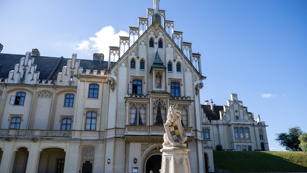 Schlossherr Tassilo Metternich-Sándor führt die „Krone“ durch Bereiche, die Konzertbesucher ...