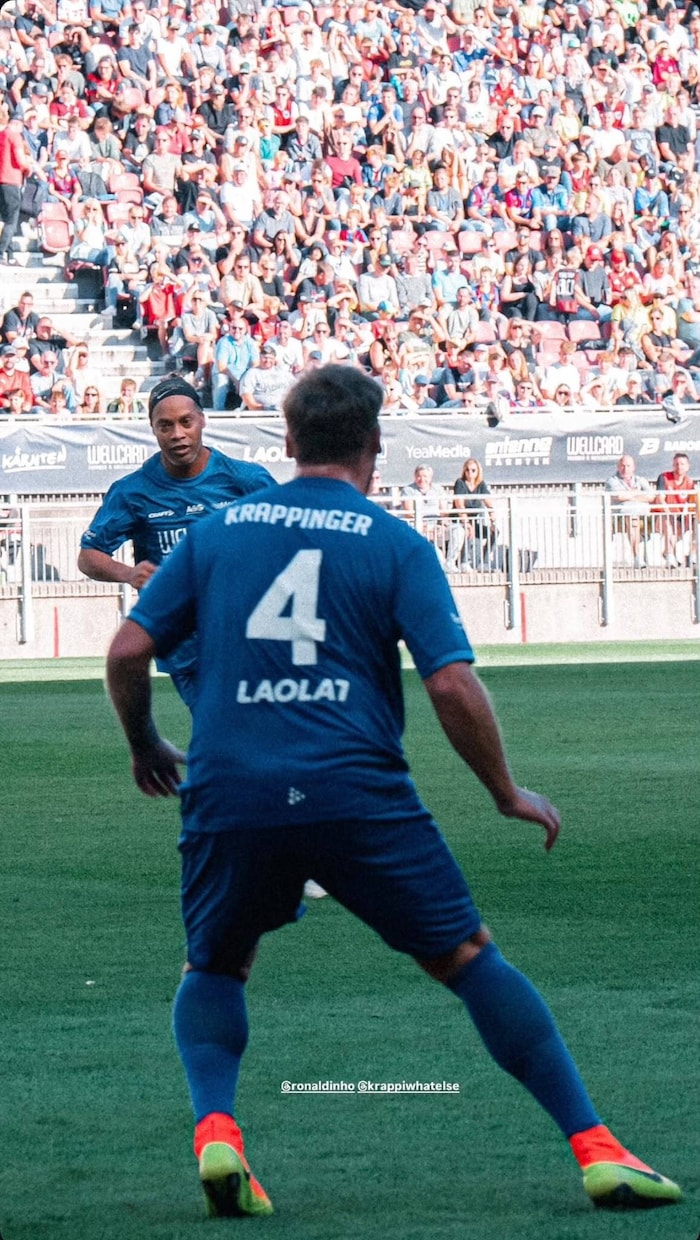 Manuel Krappinger mit Ronaldinho am Feld