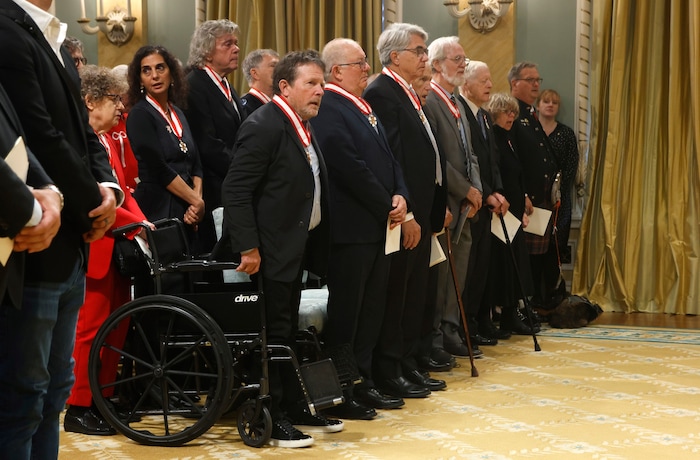 Michael J. Fox zeigt Haltung: Gemeinsam mit den weiteren Geehrten des Order of Canada steht der ...