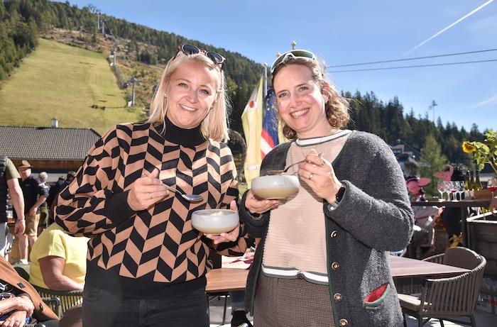 Laura und Tanja verkosten frisches Beuschel