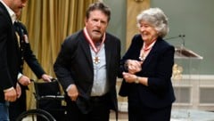 Michael J. Fox wurde in einer emotionalen Zeremonie von der Generalgouverneurin Louise Arbour, ...
